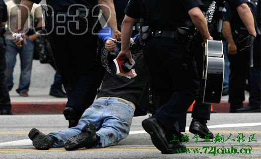 在斯台普斯中心外，警察们拖走了一名疯狂闹事的歌迷。.jpg