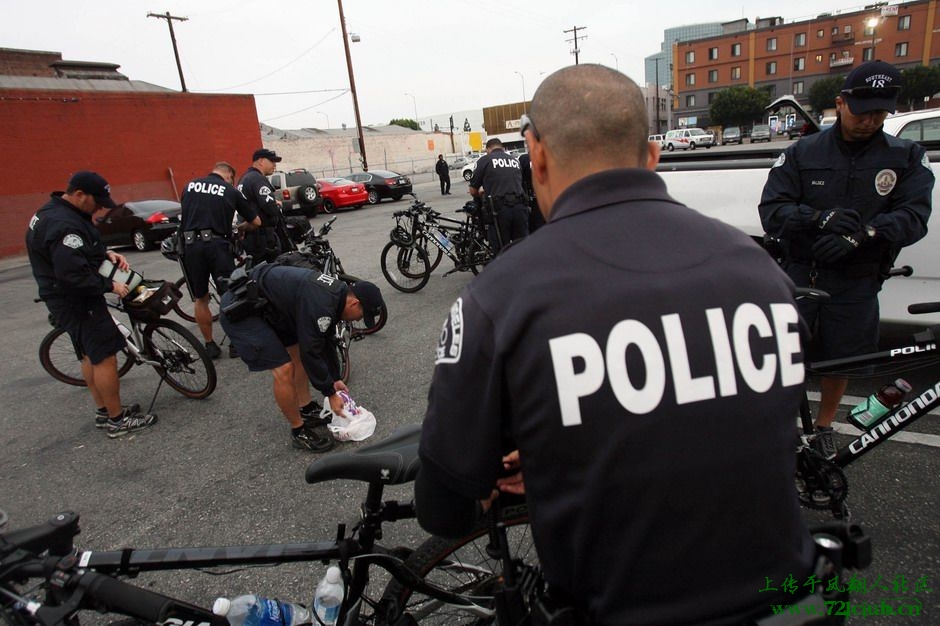 洛杉矶警方出动自行车补充警力.jpg